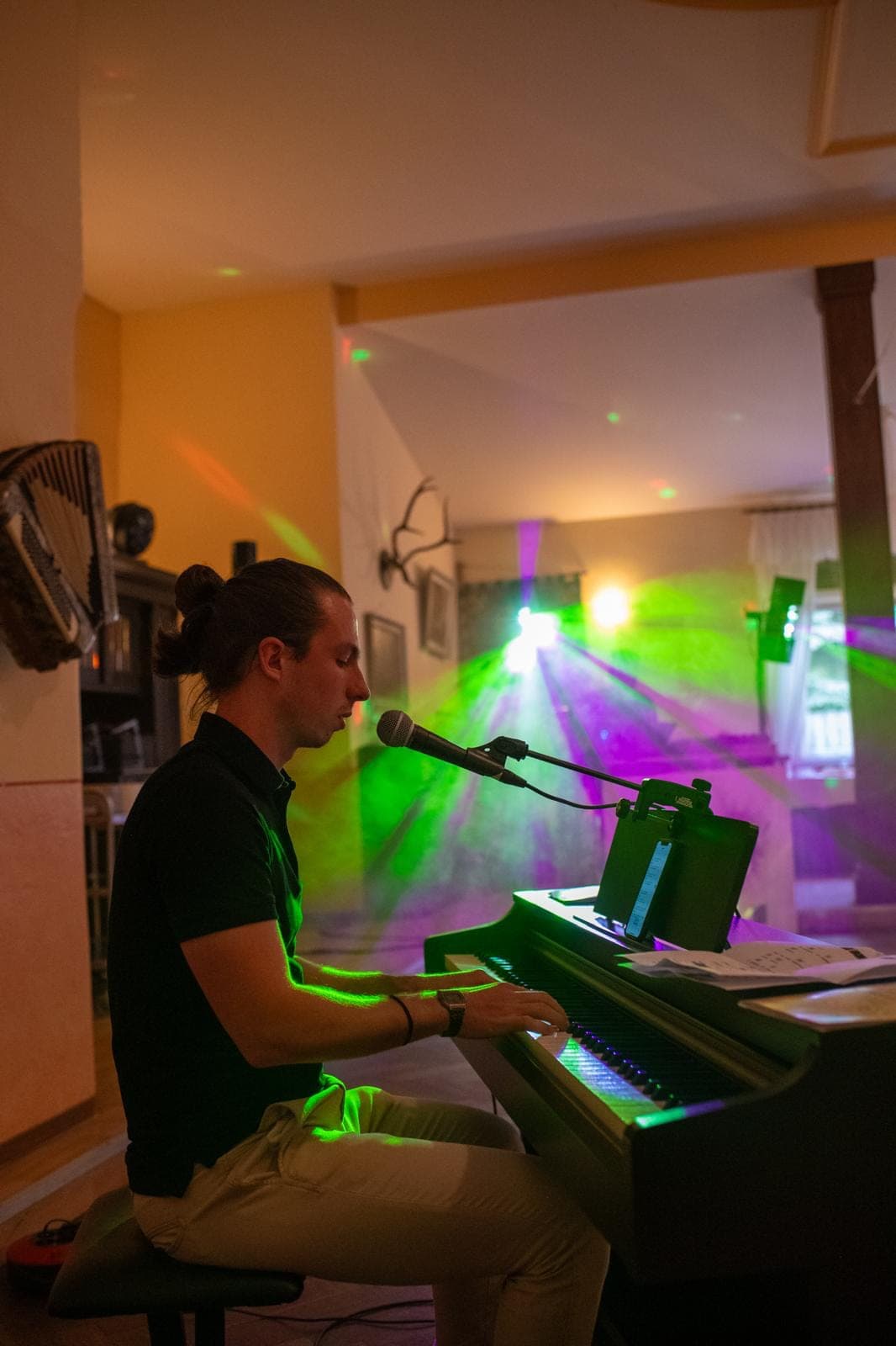 Lukas Müller spielt und singt live am Klavier